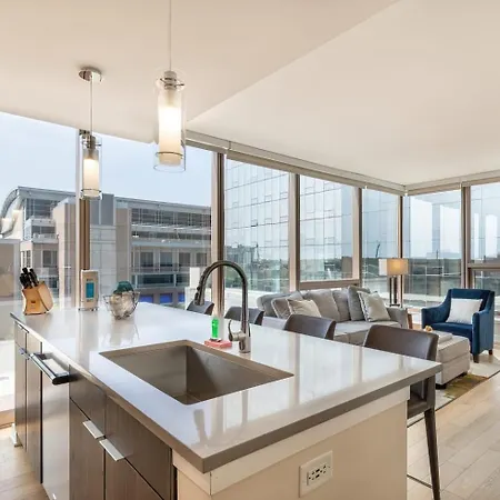 Modern Apt Near Train Station